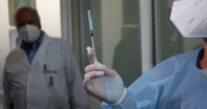 Este viernes llega a Chile la vacuna contra el COVID-19 de AstraZeneca