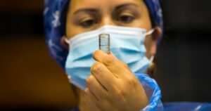 Sinovac evita el contagio en un 56,5% dos semanas después de la segunda dosis