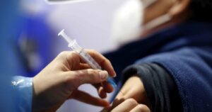 Calendario de vacunación COVID-19 avanza con personas de 49 y 48 años