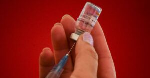 No sólo en Chile: el rebrote y la caída de casos de COVID-19 en los países más avanzados en la vacunación