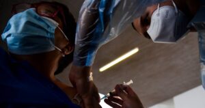 Recomiendan pausar vacunación de Johnson & Johnson por casos inusuales de coágulos