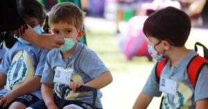 Austria prueba test de coronavirus con forma de dulce en jardines infantiles