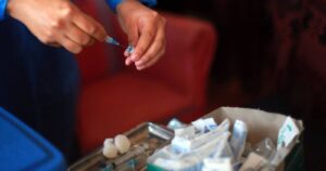 Uruguay enfrenta la paradoja de Chile: alta vacunación y feroz rebrote de contagios