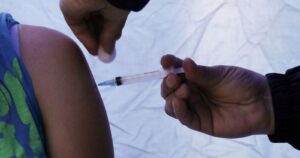 Paris negó baja en la velocidad de vacunación contra el COVID-19