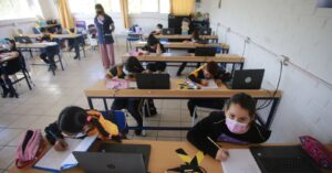 Libro que revolucionó el mejoramiento escolar en Estados Unidos llegará con versión en español