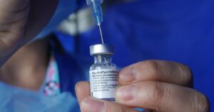 Pfizer pide autorización a Agencia Europea del Medicamento para vacunar a adolescentes