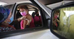 Calendario de vacunación avanzará con personas hasta los 50 años