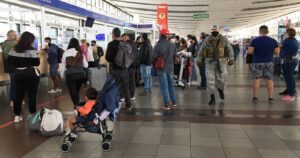 Reportan aglomeración de gente en Aeropuerto de Santiago