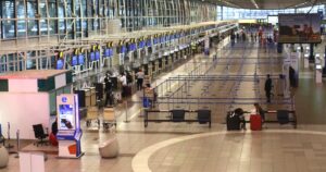 Aeropuerto de Santiago disminuye su actividad tras cierre de fronteras
