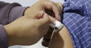 Cómo vacunarse contra la influenza y el COVID-19