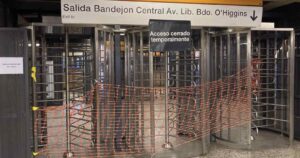 FOTOS - Metro presenta nuevos torniquetes de salida en estación Los Héroes