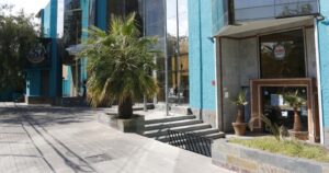 Detienen a 14 trabajadores de gimnasio que funcionaba con permisos falsos en Providencia