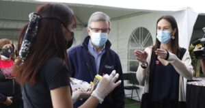 Alcalde Joaquín Lavín alegó por falta de vacunas Pfizer en Las Condes