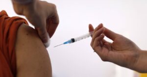 Tras rápida vacunación: Israelíes dejarán de usar mascarilla desde este domingo