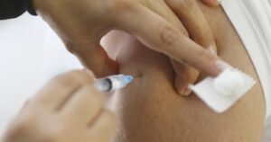 Cámara pide al Gobierno implementar vacunación masiva mientras haya stock