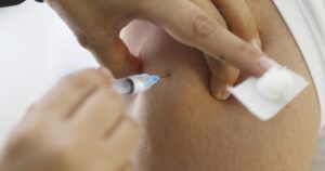 Diputados DC piden abrir vacunación contra Covid-19 a toda la población