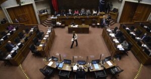 Senado aprueba que padres puedan elegir orden de apellidos de hijos