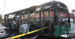 Encapuchados queman bus del transporte público en Pedro Aguirre Cerda