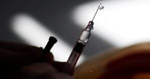 Unión Europea demanda a AstraZeneca por incumplimiento en el suministro de vacunas