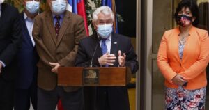 Enrique Paris reitera rechazo a flexibilizar el proceso de vacunación a toda la población