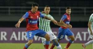 Libertadores: una UC sin peso ofensivo cayó ante Atlético Nacional en el debut