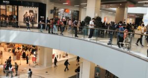 Costanera Center abrió sus puertas con filas de clientes por reducción de aforo