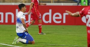 No hay caso: U. Católica suma nueva derrota en Libertadores ante Argentinos Jrs