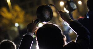 Cacerolazos se registran en distintos puntos de Santiago