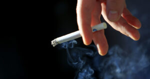 Minsal aclara polémica por tabaco: seguirá siendo un producto esencial