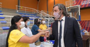 Mano derecha de Alberto Fernández usa dato erróneo sobre Chile para defender escasez de vacunas en Argentina