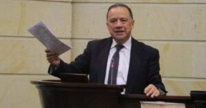 Fallece senador colombiano tras ser internado por COVID-19