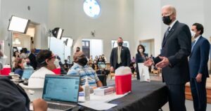 Estados Unidos supera los 150 millones de vacunados pero contagios se mantienen al alza