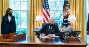 Joe Biden planea aumentar impuestos a los más ricos para enfrentar crisis del coronavirus