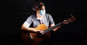 Médica del Hospital Clínico de la Universidad de Chile creó un himno para motivar al personal de salud
