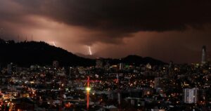 Alerta Temprana preventiva para 10 comunas de la Región Metropolitana por tormentas eléctricas
