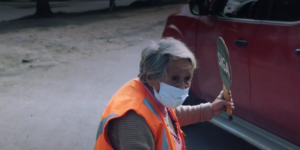 Adulta mayor de 82 años dirige el tránsito en Melipilla para mantener a su familia