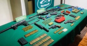 Roces con la ley y denuncias por violencia: el polémico pasado del funcionario judicial arrestado con armas de guerra