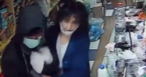 Asaltante entró a robar a minimarket, se arrepintió y lloró junto a la víctima en Collipulli