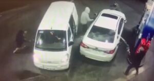 VIDEO - Hombre roció con bencina a delincuentes para frustrar encerrona en servicentro