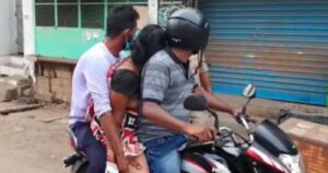 Desgarradora escena en India: hombre lleva el cadáver de su madre para la cremación por falta de ambulancias  