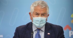 Ministro Paris: “No hay ninguna detención en el plan de vacunación”