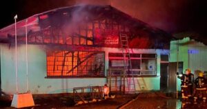 Quemaron escuela en Victoria: bomberos fueron recibidos a balazos