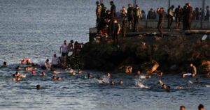 Las impactantes imágenes de miles de inmigrantes intentado llegar a España