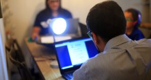 Desarrollo de la fuerza laboral y cierre de la brecha global de habilidades digitales