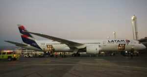 LATAM reinicia vuelos de carga hacia Rapa Nui tras incidentes en aeropuerto Mataveri
