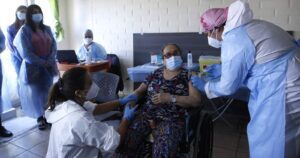 Letalidad en residencias de adultos mayores por COVID-19 bajó casi a la mitad