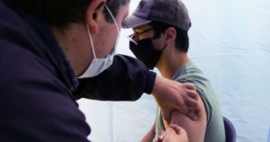 Calendario de vacunación contra el COVID-19 llegará hasta los 23 años