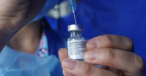 Unión Europea firma acuerdo para adquirir 1.800 millones de vacunas Pfizer