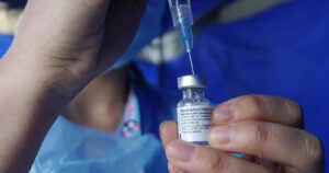 Joven de 23 años recibió por error seis dosis de la vacuna Pfizer en Italia