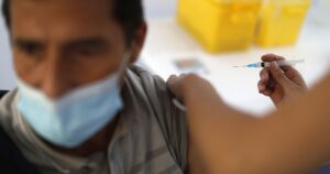 Personas de mayor nivel socioeconómico están más dispuestas a vacunarse contra el COVID-19